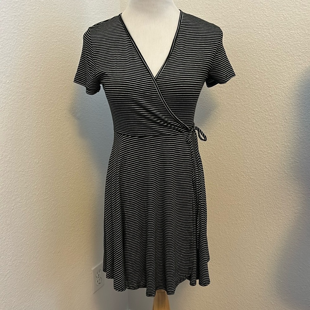 💚2 for $15 💚 Black and white striped faux wrap dress